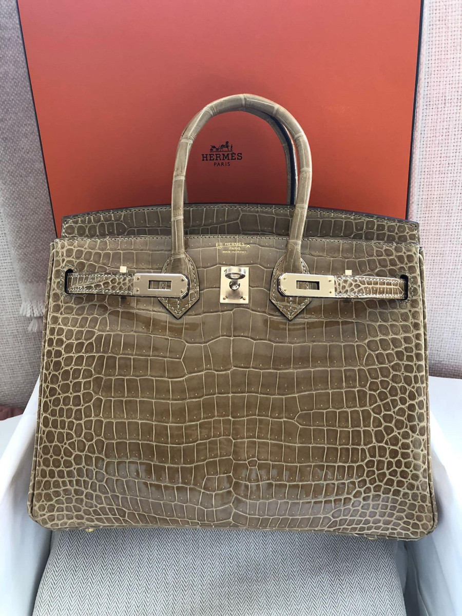 New Beige Sable Shiny Porosus HSS Birkin 25 Permabrass Hardware. Very Anglais interior. Z stamp full set with original receipt.