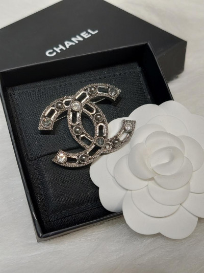 cài áo chanel new