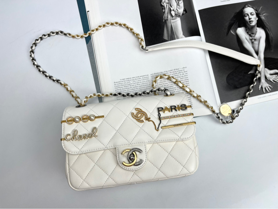 Chanel c22 charm trắng