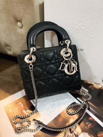 Túi Dior lady đen calfskin nhũ kèm dây xích khoá trắng code 15