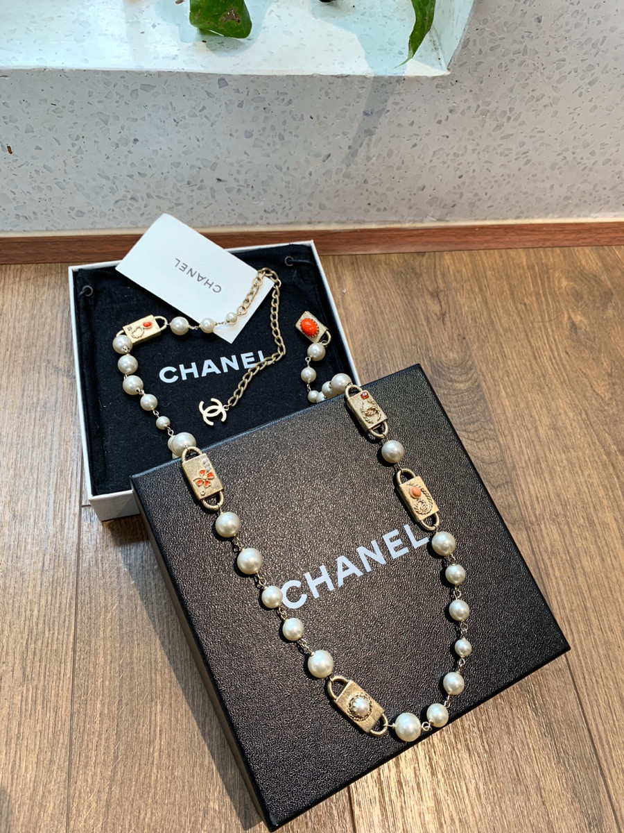 Cha..nel Coco Mark Belt GP x fake pearl Champagne gold . phụ kiện kèm box + túi vải như hình ạ .có 1,2 viên trai có vết nhỏ như hình  chi tiết e up dưới nhé loo