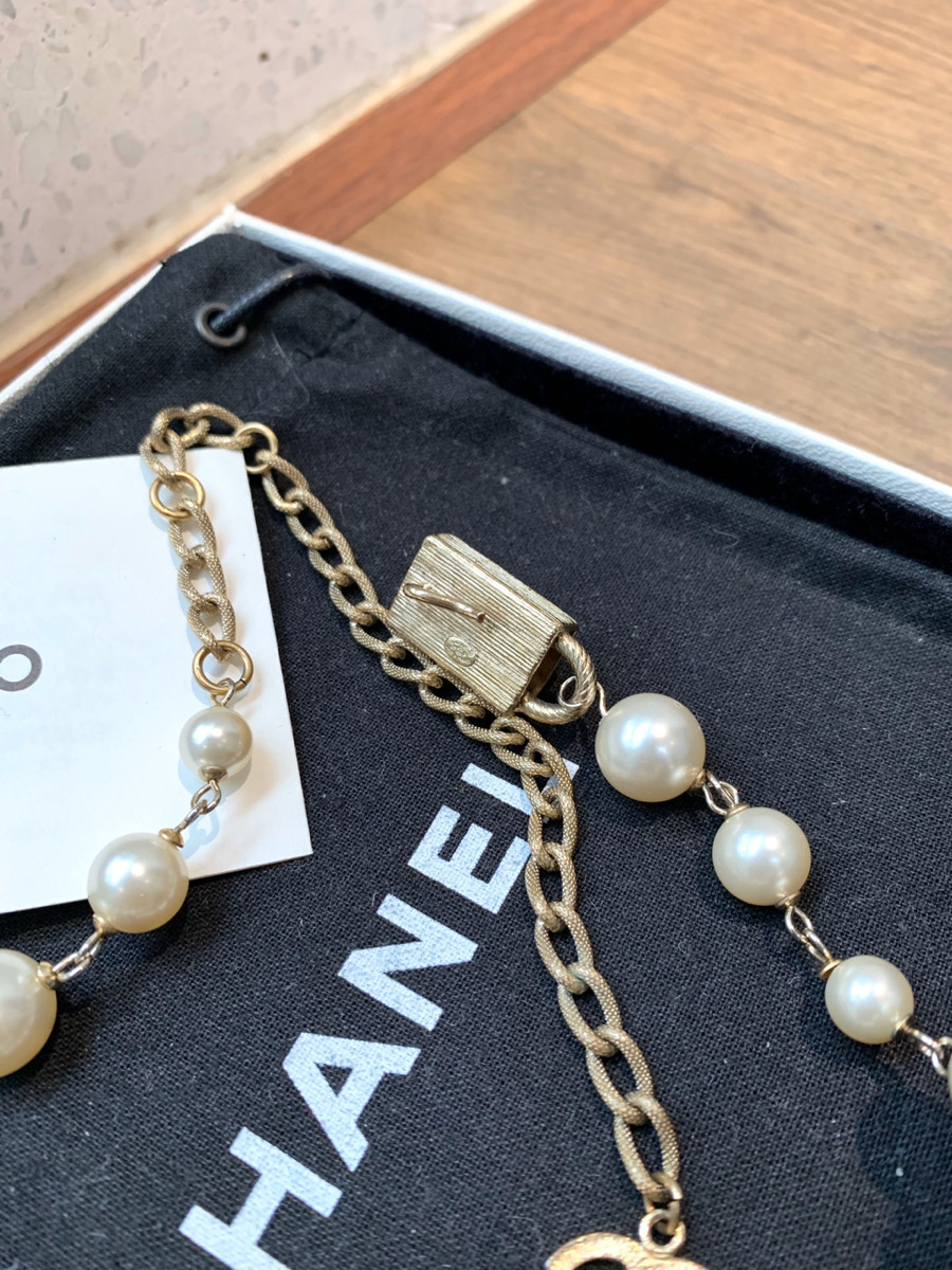 Cha..nel Coco Mark Belt GP x fake pearl Champagne gold . phụ kiện kèm box + túi vải như hình ạ .có 1,2 viên trai có vết nhỏ như hình  chi tiết e up dưới nhé loo