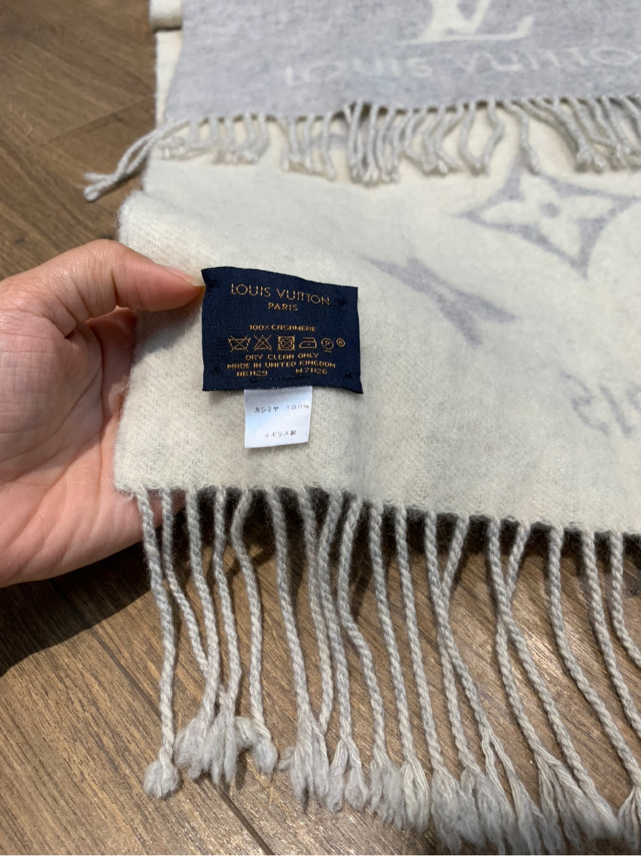 Lo.uis V.uitt.on  Echarpe ReykjavikScarf Cashmere Ivory. 100% cashmere.