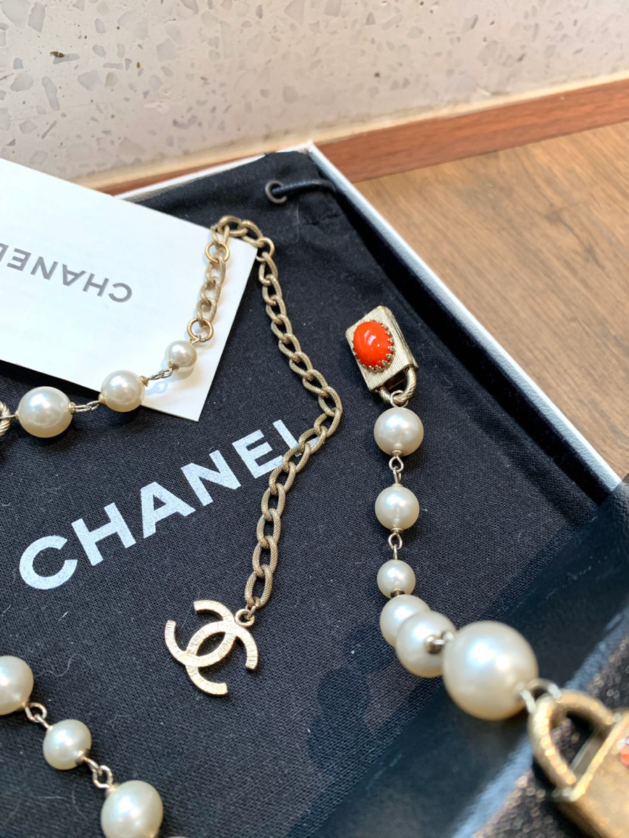 Cha..nel Coco Mark Belt GP x fake pearl Champagne gold . phụ kiện kèm box + túi vải như hình ạ .có 1,2 viên trai có vết nhỏ như hình  chi tiết e up dưới nhé loo