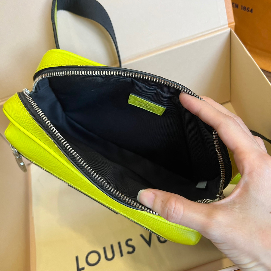 LV Outdoor Bumbag 99% fullbox
