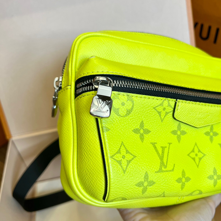 LV Outdoor Bumbag 99% fullbox