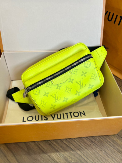 LV Outdoor Bumbag 99% fullbox
