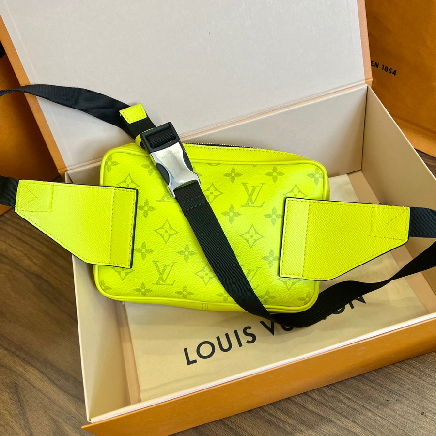 LV Outdoor Bumbag 99% fullbox