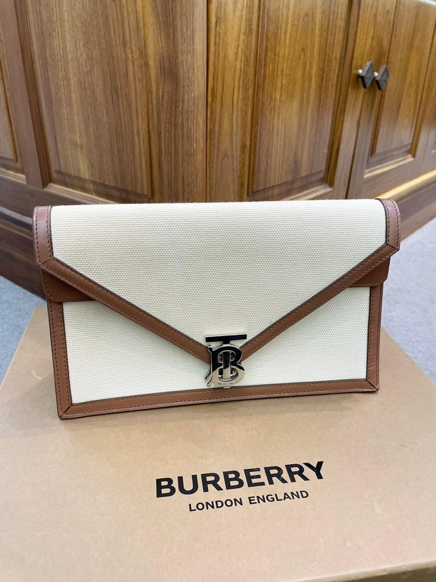 Cluth Burberry TB Envelope Natural