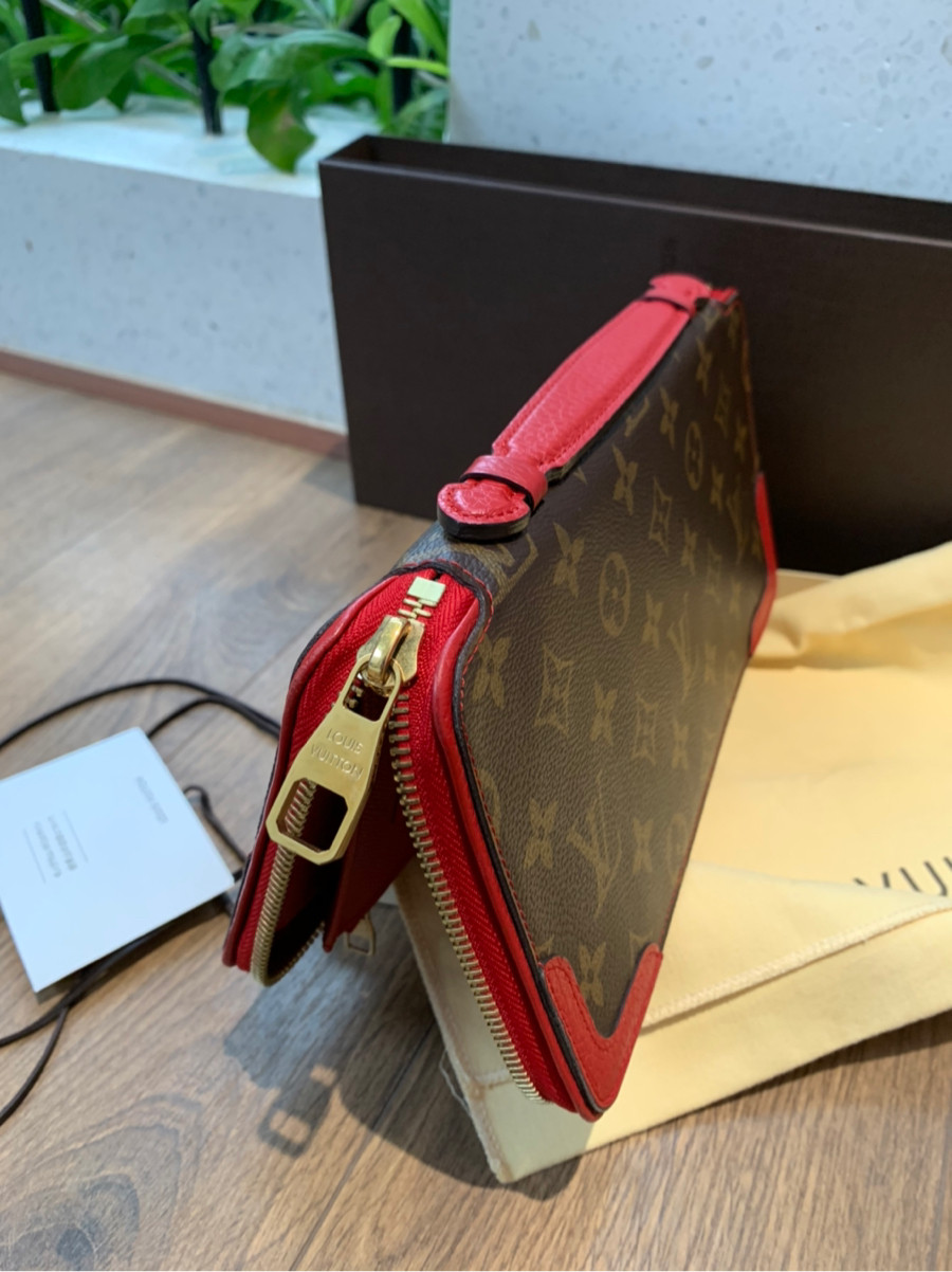 Lo.uis Vu.itton Monogram Daily Organizer . tình trạng 95% new. phụ kiện kèm theo như hình ạ . phần viền đỏ góc có sờn nhẹ k đáng kể ạ . trong có khắc chữ K bên trong