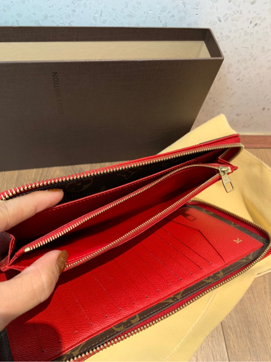 Lo.uis Vu.itton Monogram Daily Organizer . tình trạng 95% new. phụ kiện kèm theo như hình ạ . phần viền đỏ góc có sờn nhẹ k đáng kể ạ . trong có khắc chữ K bên trong