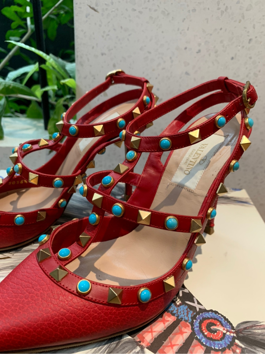 Val.enti.no Ga.rav.ani Leather Pumps  size 36 1/2 Ladies' Red Turquoise Rock Studs. kèm box như hình ạ .  cao 10cm ( form bé chân 36 bon chen được ạ )