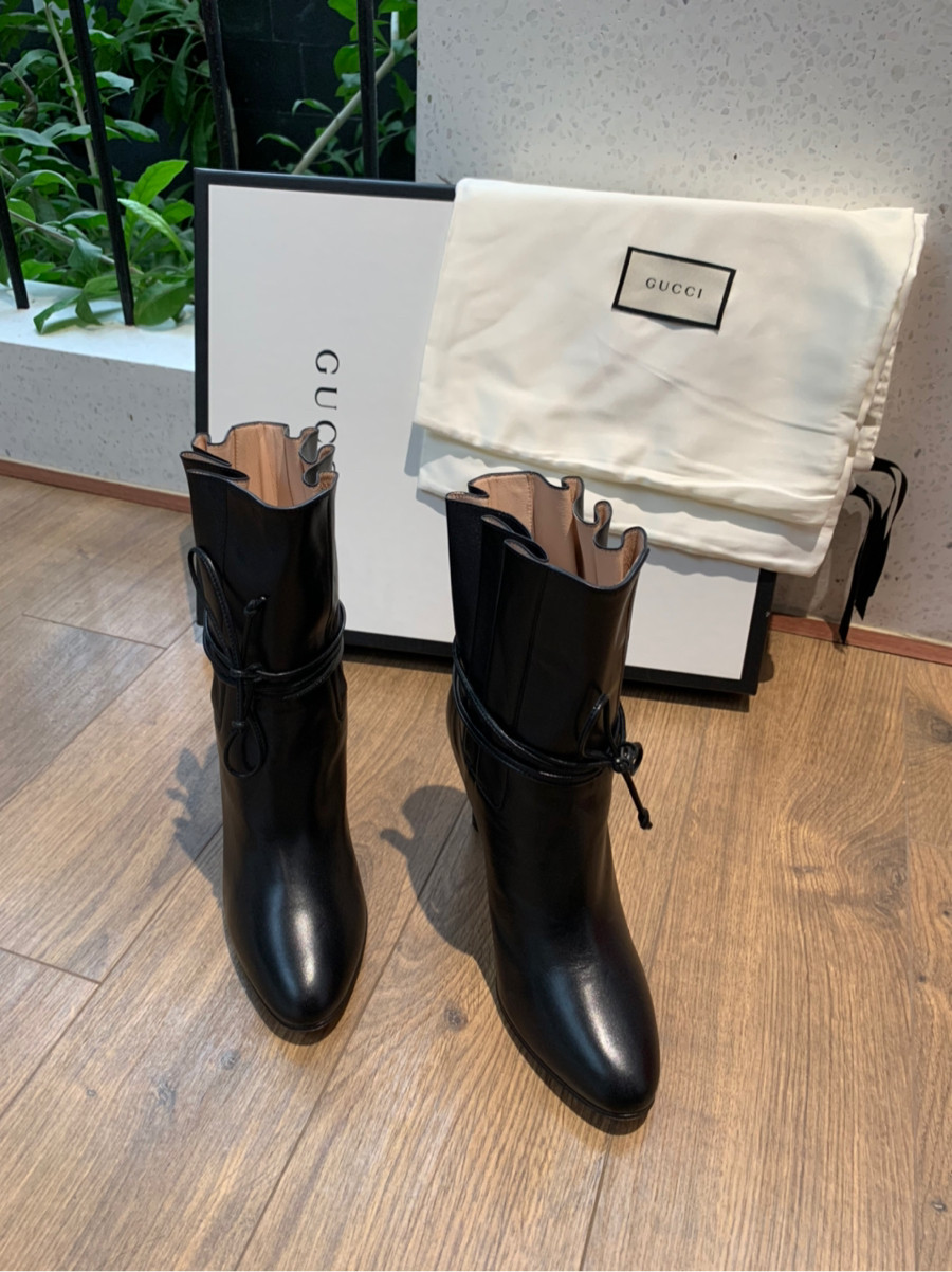 Boot g.ucci size 37 ( form bé chân 36 đi được) ; cao 9cm . phụ kiện kèm như hình