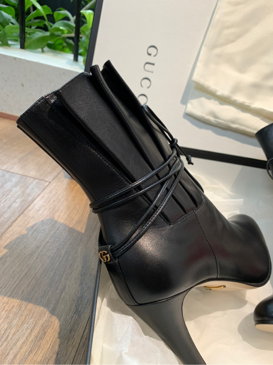 Boot g.ucci size 37 ( form bé chân 36 đi được) ; cao 9cm . phụ kiện kèm như hình