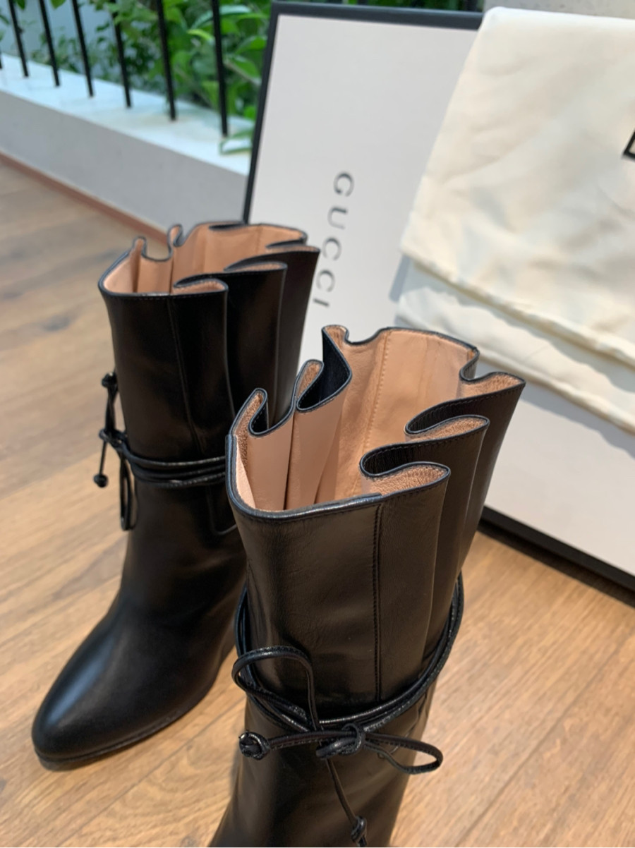 Boot g.ucci size 37 ( form bé chân 36 đi được) ; cao 9cm . phụ kiện kèm như hình