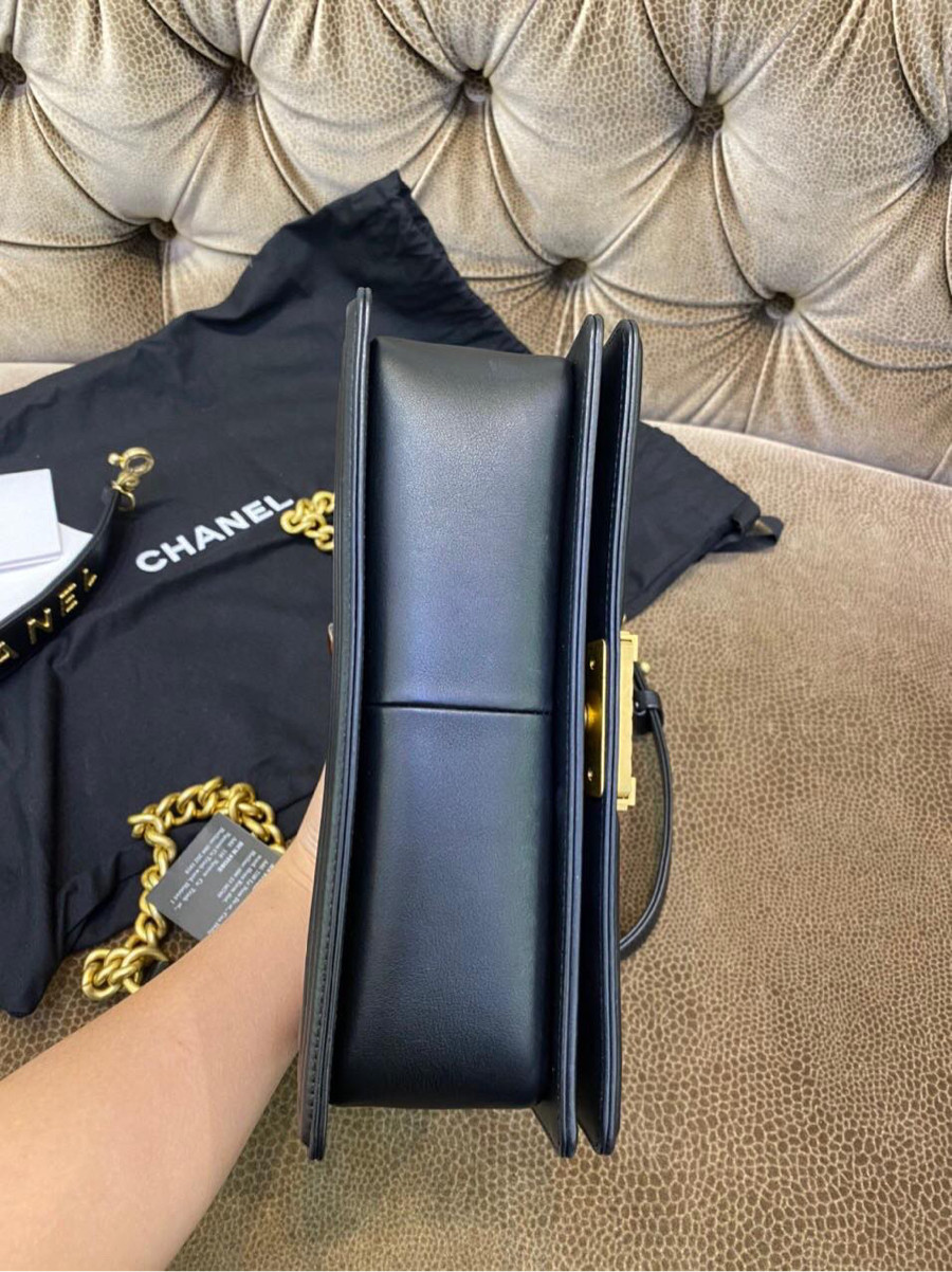 Túi chanel boy handle lambskin màu đen khoá vàng