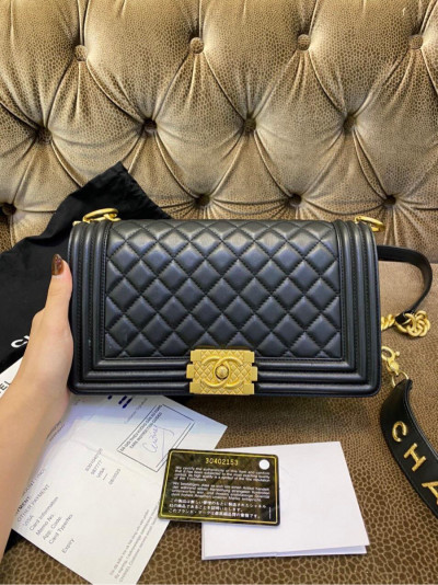 Túi chanel boy handle lambskin màu đen khoá vàng