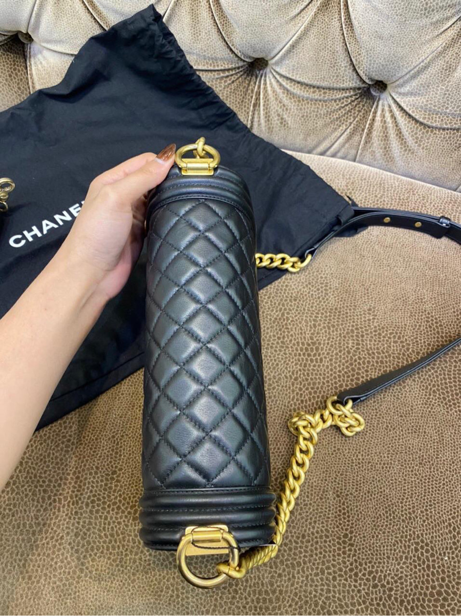 Túi chanel boy handle lambskin màu đen khoá vàng