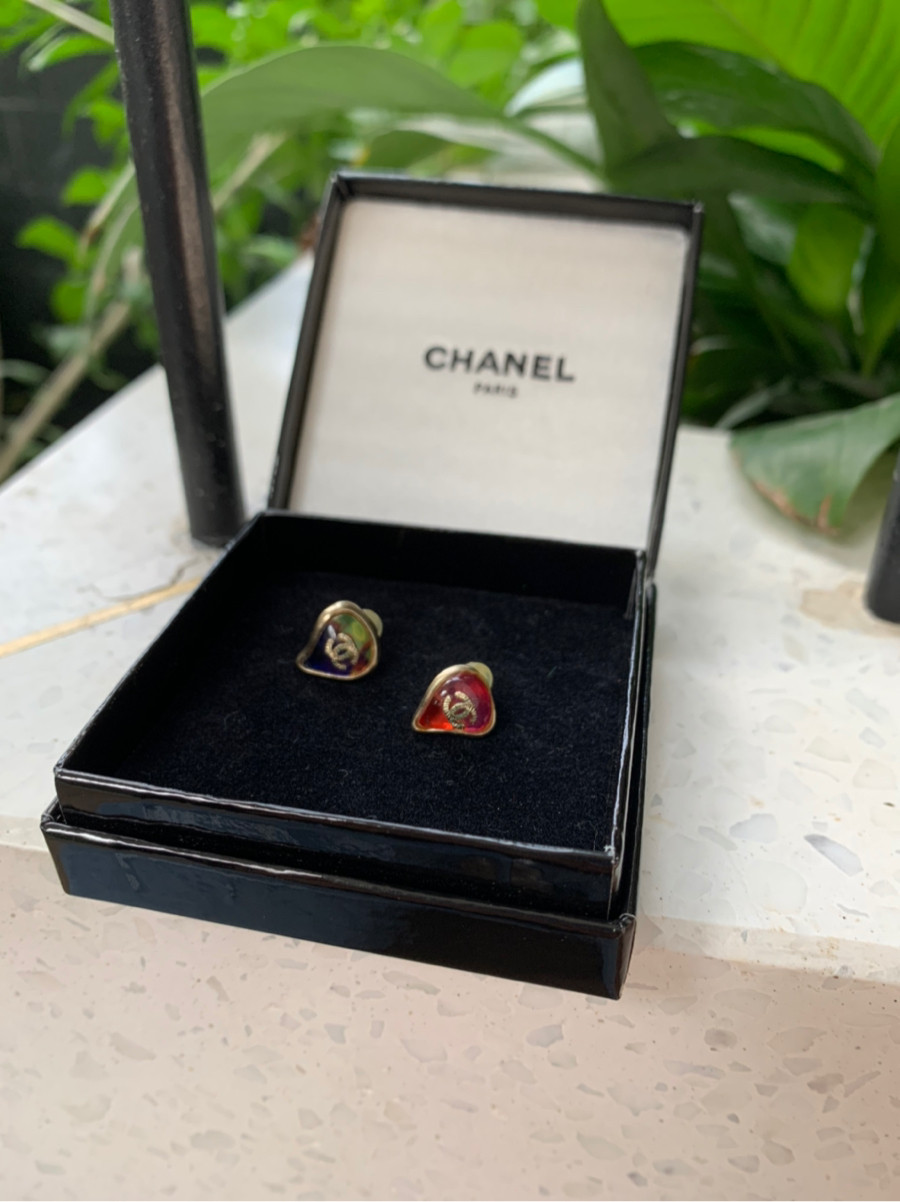 ＣＨＡＮＥＬ dạng xỏ kèm box như hình.cái này nó k còn nút cài nên có thay bằng nút cài nhựa ạ