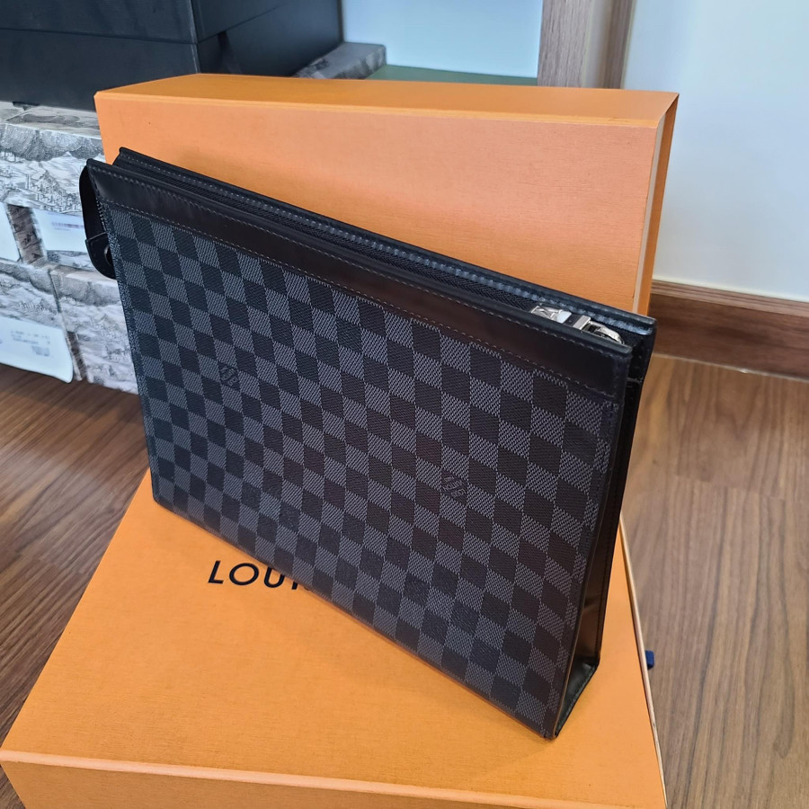 Clutch LV DAMIER GRAPHITE POCHETTE VOYAGE GM T n h ng hi u