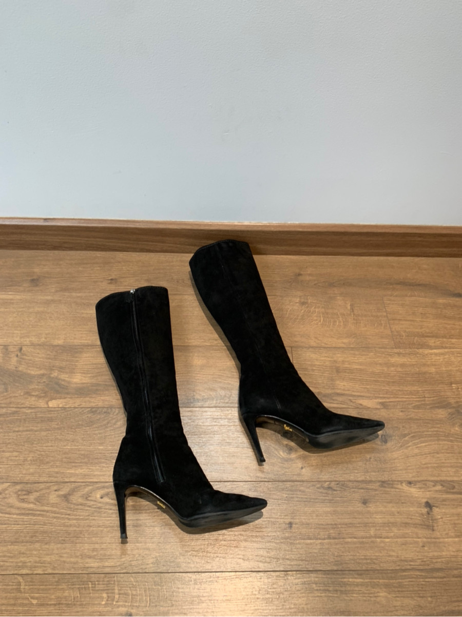 pra.da Boots đen Suede size 37; cao 8cm . tình trạng gót có như hình ctiet e chup ạ .