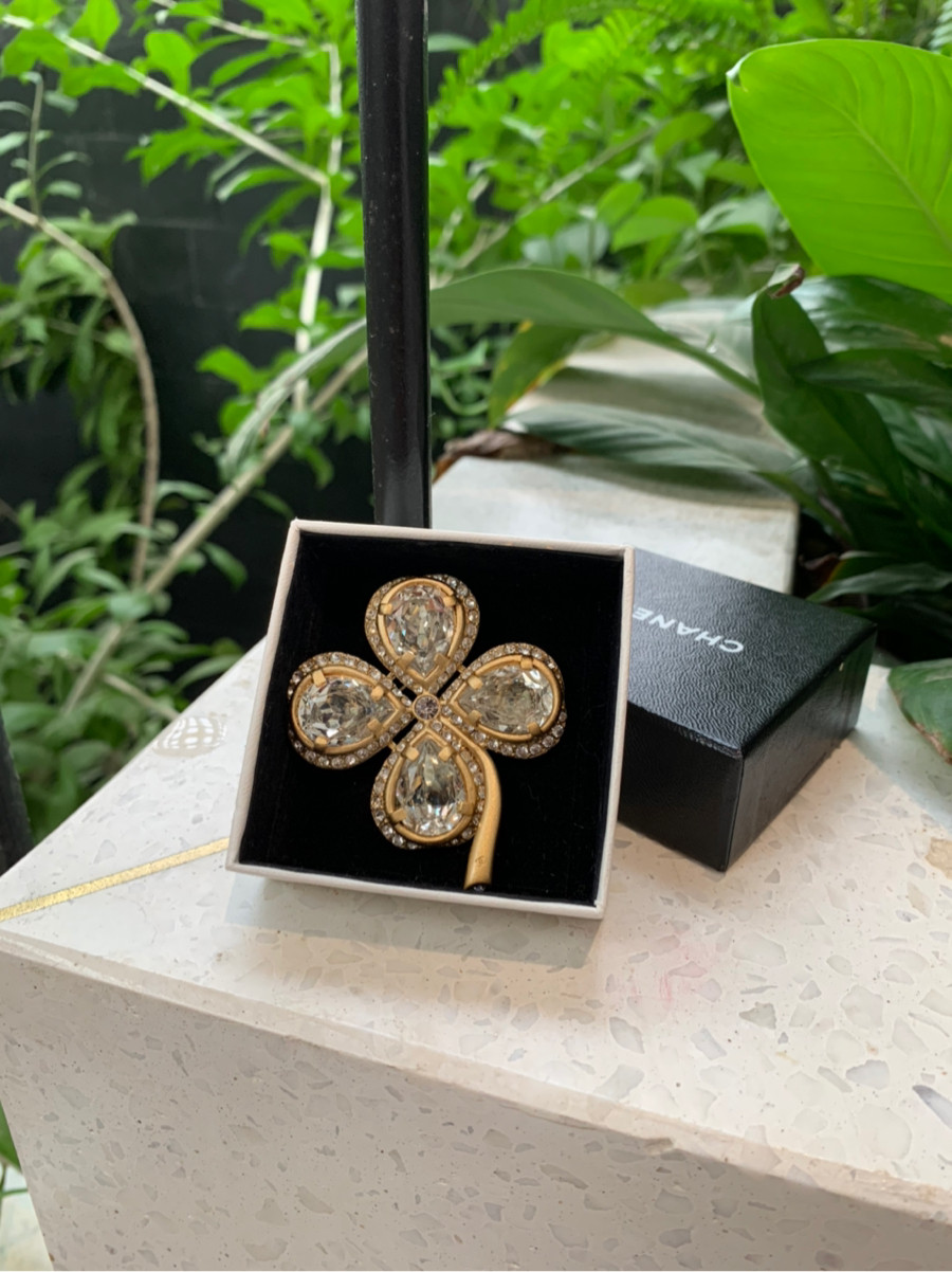 C.ha.nel Clover Brooch GP Yellow .kèm box như hình. phần đáy có bị đen như hình ctiet e up nhé