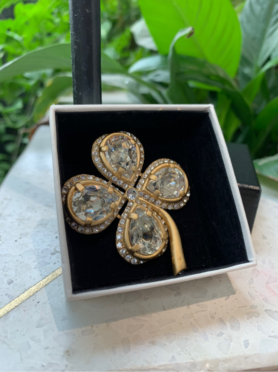 C.ha.nel Clover Brooch GP Yellow .kèm box như hình. phần đáy có bị đen như hình ctiet e up nhé