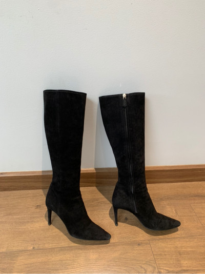 pra.da Boots đen Suede size 37; cao 8cm . tình trạng gót có như hình ctiet e chup ạ .