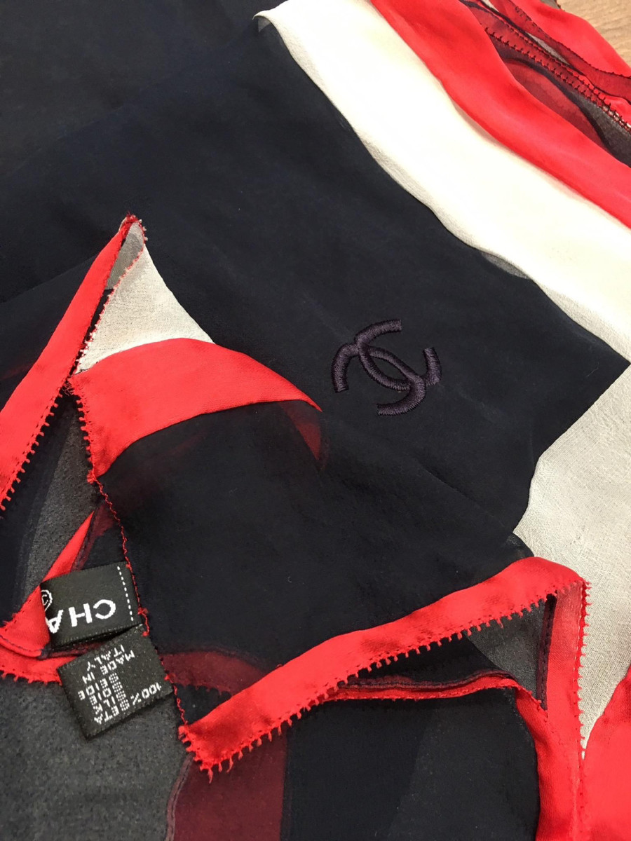 h C.hanel C.oco Mark Scarf Silk Navy x red có vài vết bẩn như hình ạ