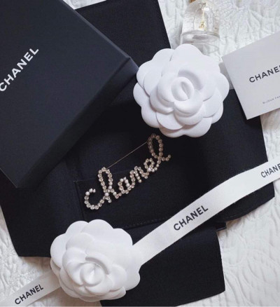 Cài áo chanel chữ đính đá kèm box code 21