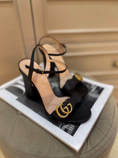 Sandal Gucci màu đen logo cao 10p