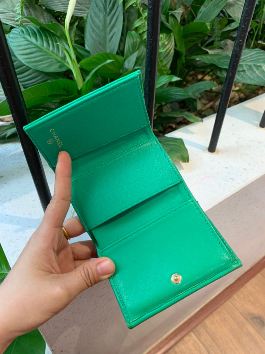 C h a n e l Matelasse Ram leather Wallet Green Gold Metal fittings 30xxxx. còn seal k còn card ạ .