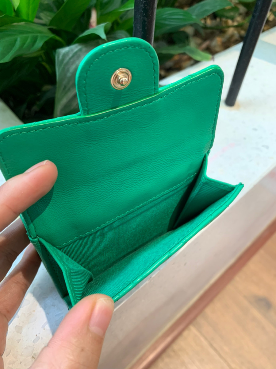 C h a n e l Matelasse Ram leather Wallet Green Gold Metal fittings 30xxxx. còn seal k còn card ạ .