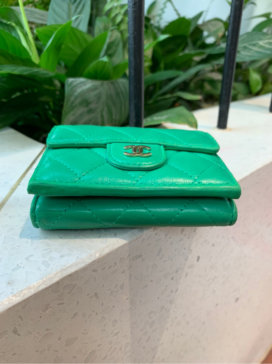 C h a n e l Matelasse Ram leather Wallet Green Gold Metal fittings 30xxxx. còn seal k còn card ạ .