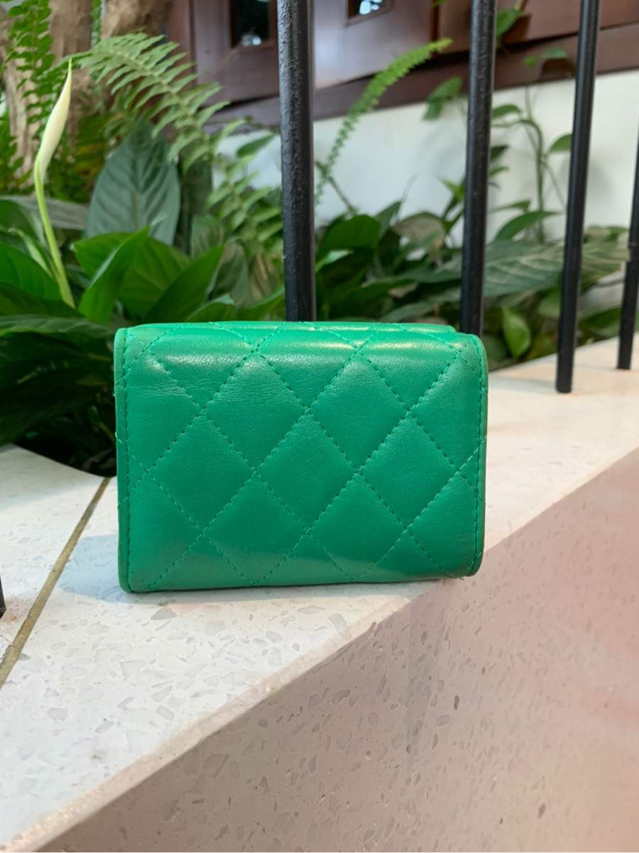 C h a n e l Matelasse Ram leather Wallet Green Gold Metal fittings 30xxxx. còn seal k còn card ạ .