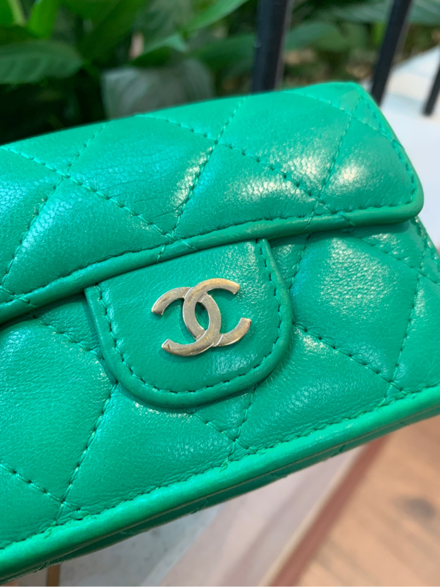 C h a n e l Matelasse Ram leather Wallet Green Gold Metal fittings 30xxxx. còn seal k còn card ạ .