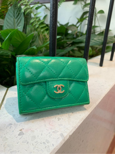 C h a n e l Matelasse Ram leather Wallet Green Gold Metal fittings 30xxxx. còn seal k còn card ạ .