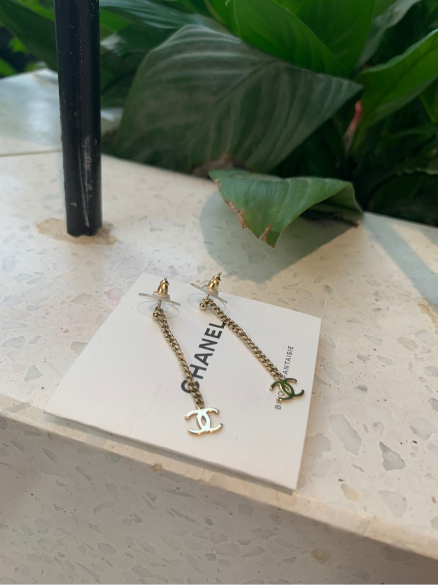 hsch2019  C h a n e l C o c o Mark Piercing jewelry (for both ears) dạng xỏ nhỏ xinh lủng lẳng...95% new.