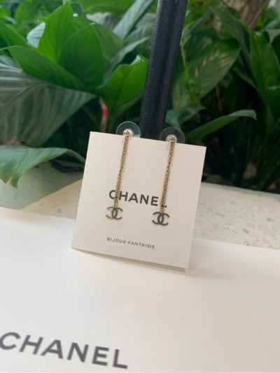 hsch2019  C h a n e l C o c o Mark Piercing jewelry (for both ears) dạng xỏ nhỏ xinh lủng lẳng...95% new.