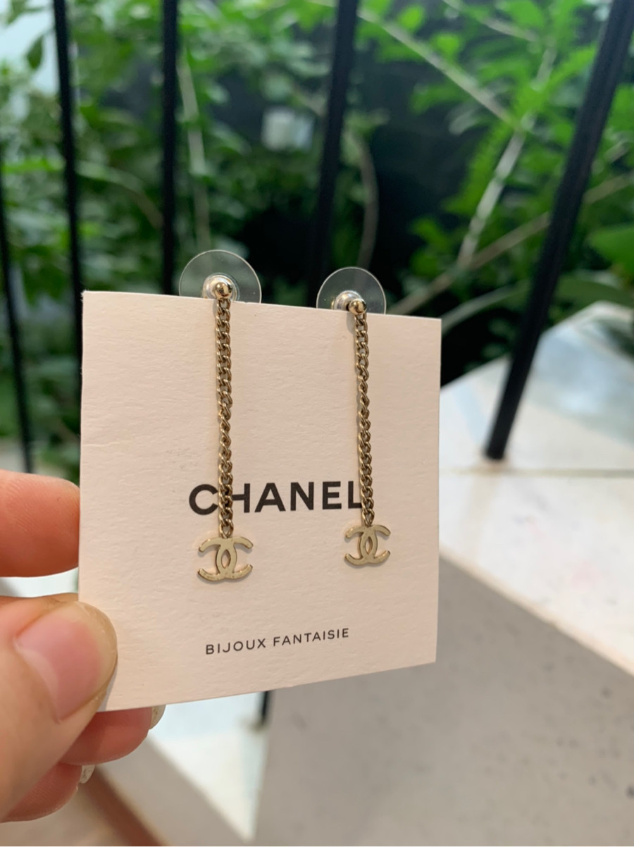 hsch2019  C h a n e l C o c o Mark Piercing jewelry (for both ears) dạng xỏ nhỏ xinh lủng lẳng...95% new.