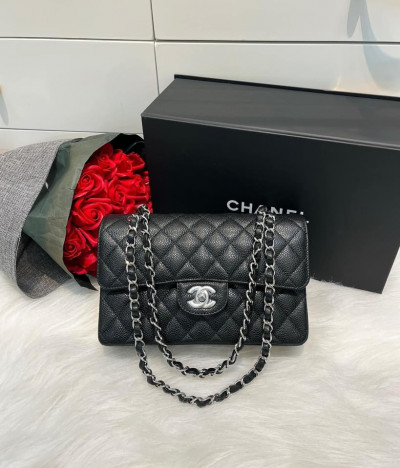 Chanel classic sz small