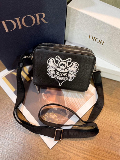 Túi Dior đen dáng hộp 2 ngăn thêu ong đầu lâu khoá bạc sz 17