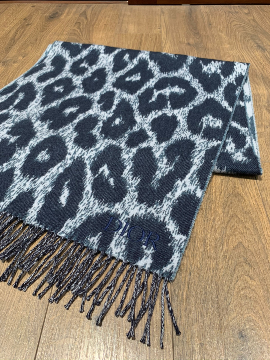 hsdior575   C h r i s t i a n D i o r Scarf Wool. 95% new---