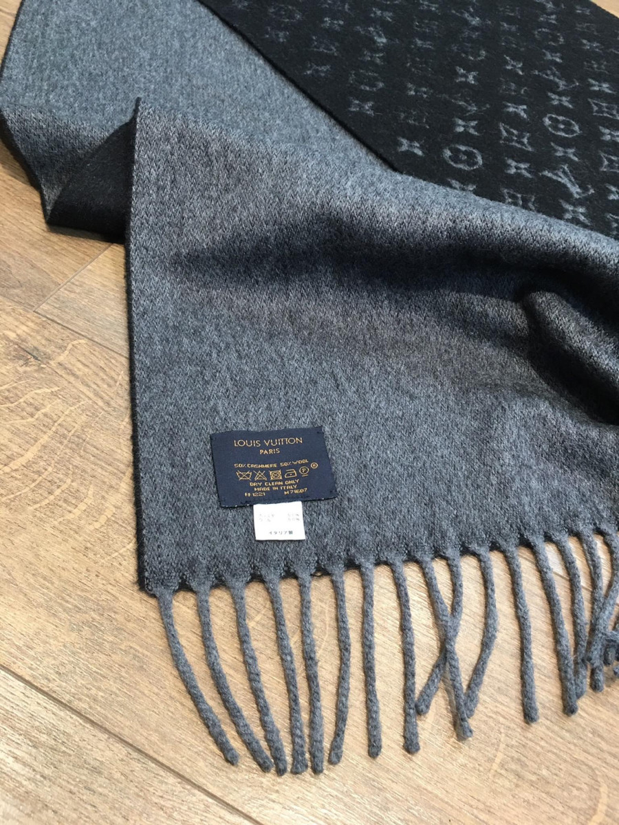 L o u i s V u i t t o n   Echarpe Monogram Gradient  Scarf Wool & cashmere Black. còn tag vải --