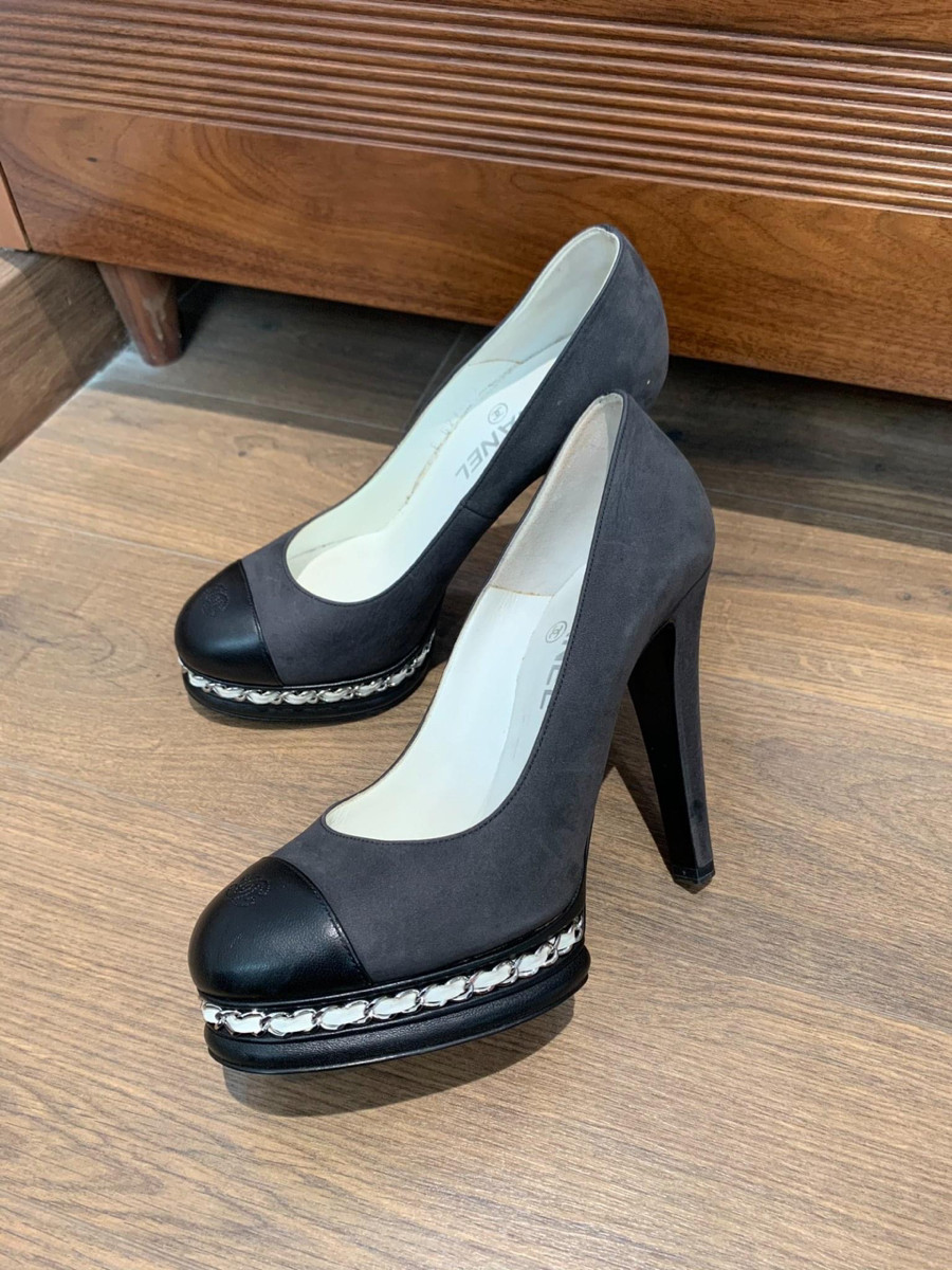 c h a n e l  mũi đen phối da lộn  Size 38 ( form bé chân 37 bon chen được ạ ) , cao trước 2.5cm - sau 11.5cm . 95% new ---