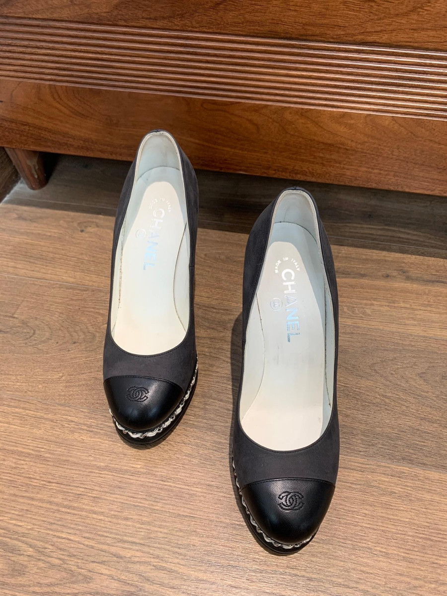 c h a n e l  mũi đen phối da lộn  Size 38 ( form bé chân 37 bon chen được ạ ) , cao trước 2.5cm - sau 11.5cm . 95% new ---