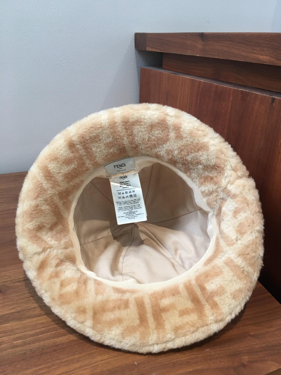 F e n d i  ZUCCa Hat Fur size M    mua mới 18trc