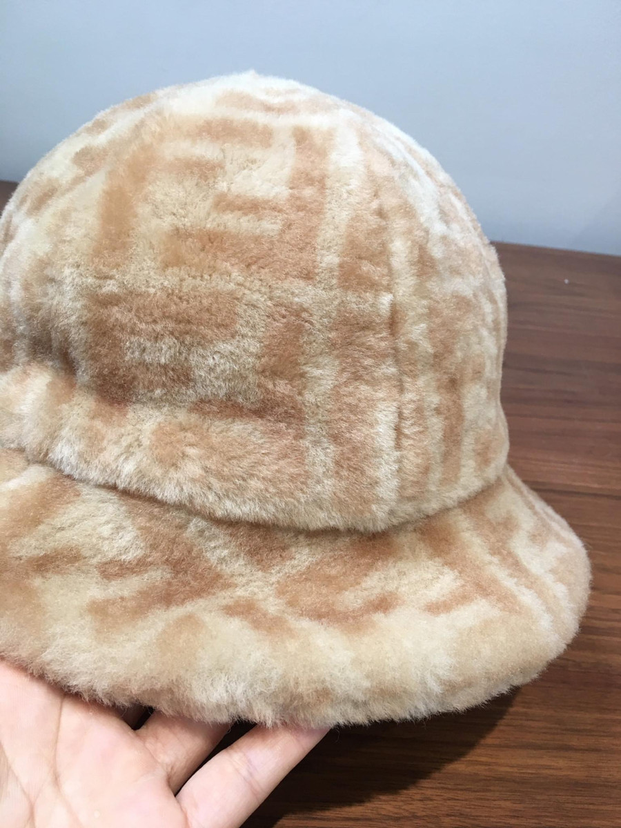 F e n d i  ZUCCa Hat Fur size M    mua mới 18trc