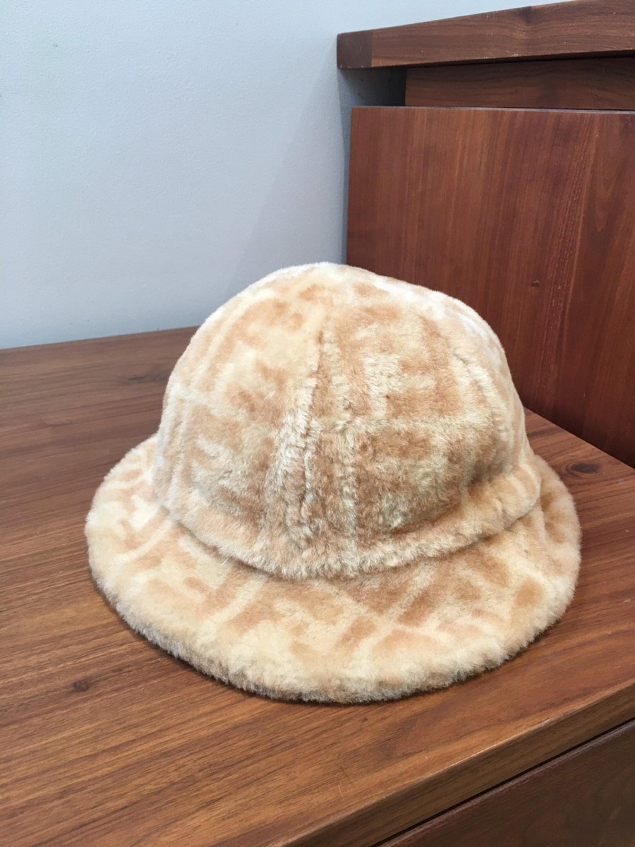 F e n d i  ZUCCa Hat Fur size M    mua mới 18trc