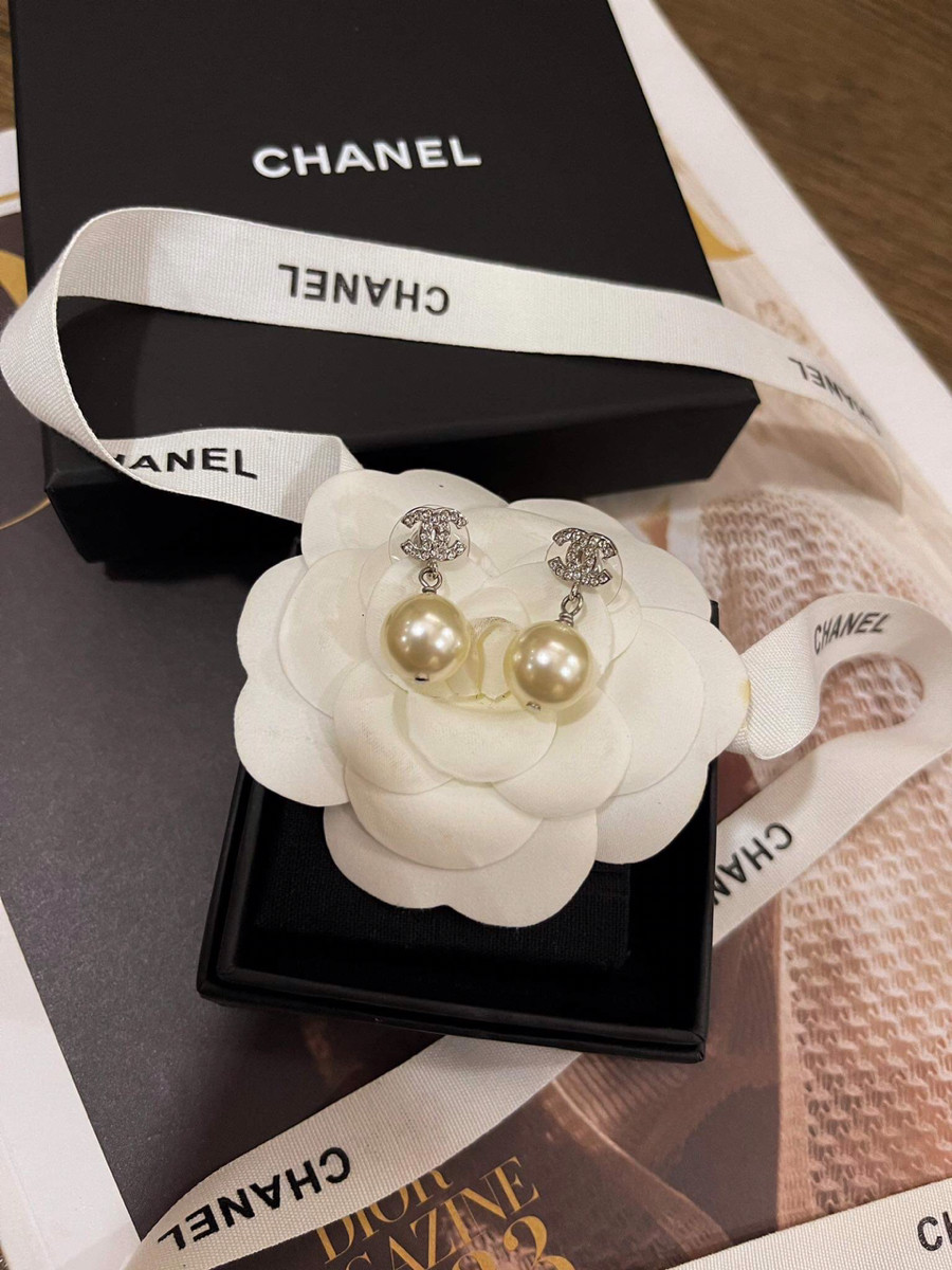 Khuyên tai chanel logo đính đá trai rơi kèm box